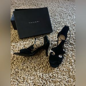 Tahari pump in black